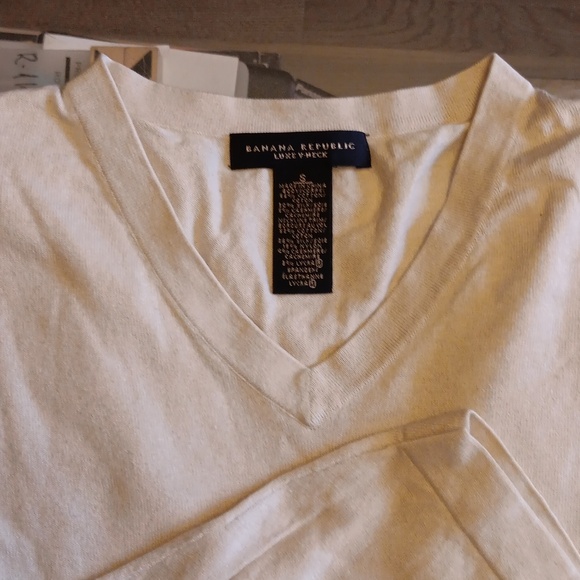 Luxe V-neck from Banama Republic - Picture 4 of 4